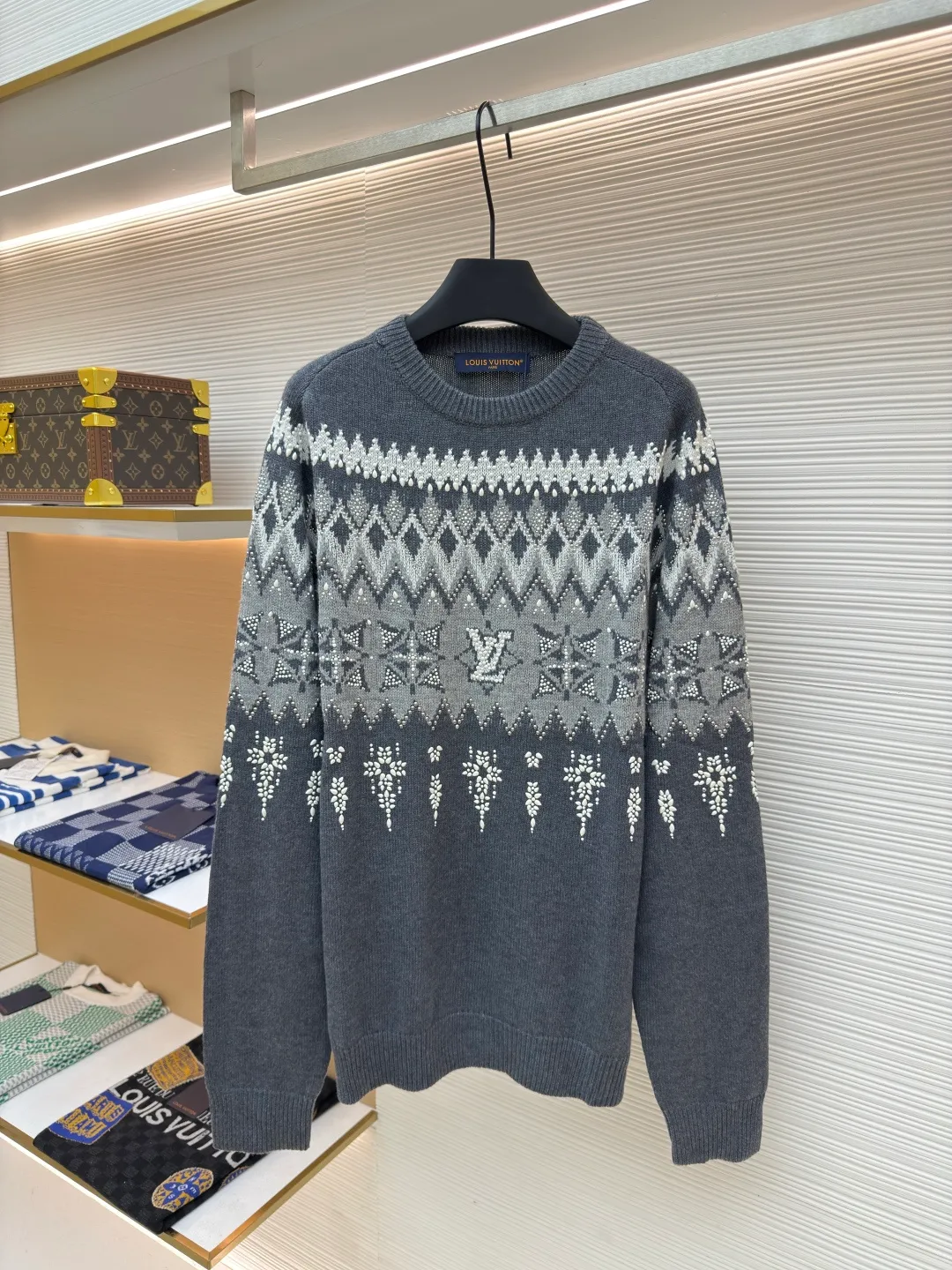 LOUIS VUITTON diamond-filled snowflake sweater ●Authentic product: 27500 purchased and developed ●Item number: 1680456-D60 ●Fabric: wool fabric ●Technology: knitted production ●Version: fitted version ●Weight: about 775 grams ●Size: The overall particles of the imported beads are uniform in color and full of brightness. The number and size of the beads are at the limit, and they are particularly easy to position. The beads are placed manually, from large to small, and the cannon beads are manually placed each time. A piece of clothing needs to be manually placed in dozens of positions, which is super time-consuming. The labor cost alone is equivalent to the cost of an ordinary sweater. The process is extremely complex and cumbersome. The high-temperature operation of a pneumatic heat press machine positions the beads in an array and combination. The overall wiring is straight and delicate, the fabric is comfortable and soft, and the color is consistent without color difference. It can be matched with the same style to create a fashionable look and control various occasions. Customized accessories, complete with three standards, same style for men and women!